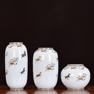 New Chinese Creative Horse Hand Made Color Paint White Ceramic Vase For Shopping Mall Decor