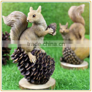 Custom fashion garden decorative animal resin cute and vivid squirrel figurine for sale
