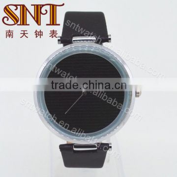 Fashion design quartz watch with black strap and dial