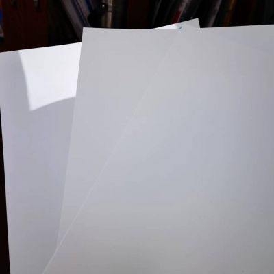 Flame retardant white plastic polycarbonate films or sheets