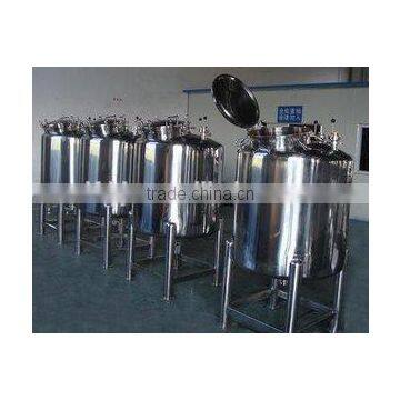 Stainless steel tank and transport tank