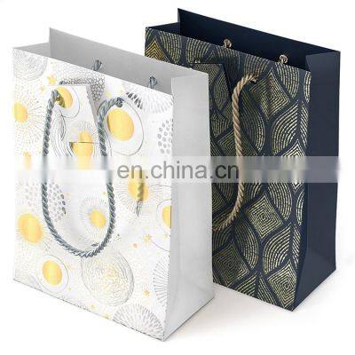 China luxury Gift bag Factory Price with 210 g art paper Customised Logo Christmas gift bags