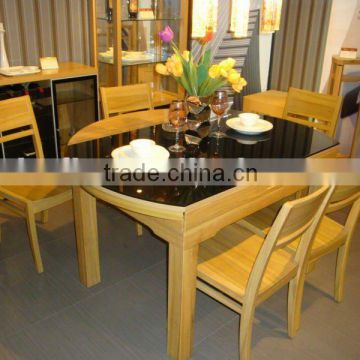 Extensionable wooden dining table