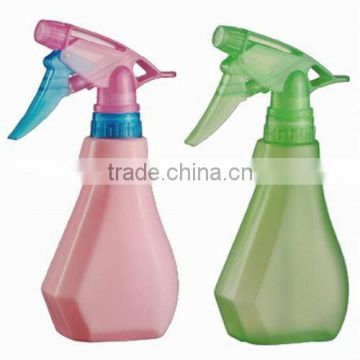Plastic trigger spray bottle