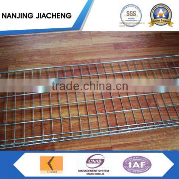 flat wire mesh panel with waterfall