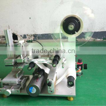 Manual self-adhesive labeling machine for square/flat bottles