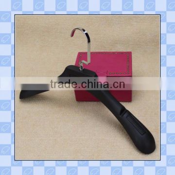 customized high quality heavy duty black plastic hanger with metal hook for suit/wholesale hanger manufacturer