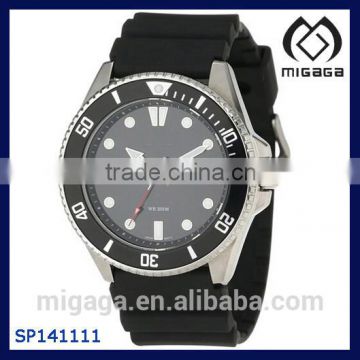 Round watch in stainless steel with coin-edge bezel sweeping second hand