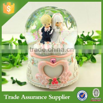 Custom Resin Wedding Snow Globe Couple Snow Globe With Snow Globe