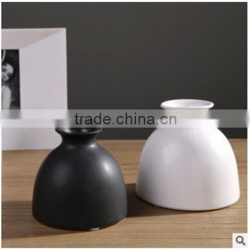 Modern simple small desk black and white plain ceramic vase for meeting room decoration