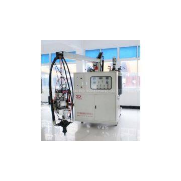 Polyurethane foaming machine for crown molding