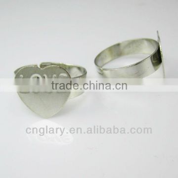 Love debossed finger ring with heart shape plate