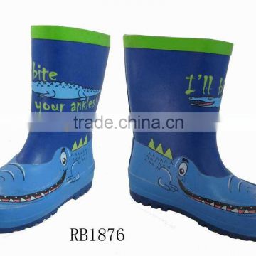 2013 kids' blue fashion rubber rain boots with alligator pattern