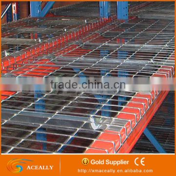 Heavy duty warehouse pallet rack with wire mesh deck
