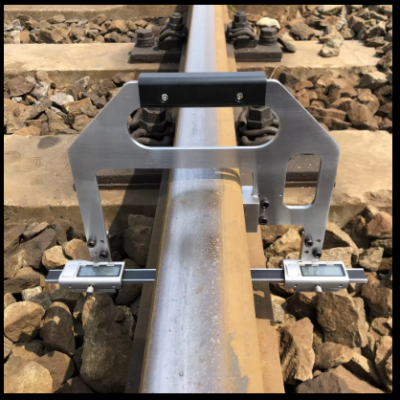 Digital rail web gauge for measuring rail web wear