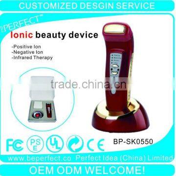 Portable galvanic acne removal beauty device