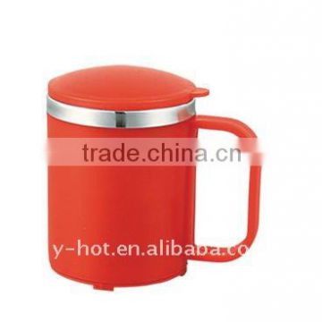 Plastic coffee mug with lid