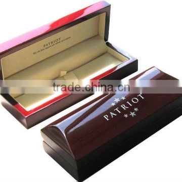 upscale glossy lacquered wooden pen gift box