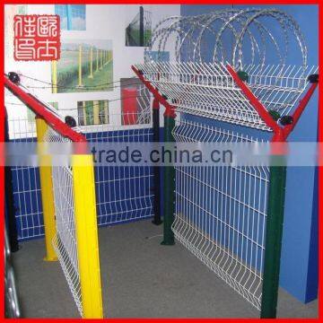 Manufcturing welded wire mesh fence