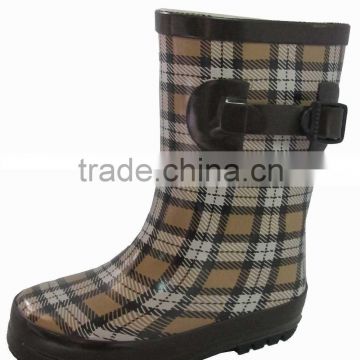2013 kids' brown fashion rubber rain boots with tartan pattern