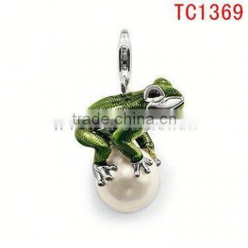 TC1369 2013 active frog upon the pure pearl funny design pendant&charm