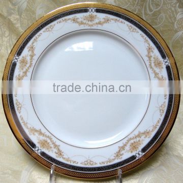 Porcelain dinnerware with matt gold design