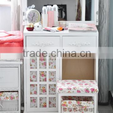 Simple Dressing Table With Mirror