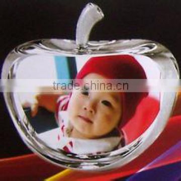 Crystal apple shaped picture frame for wedding favors                        
                                                Quality Choice