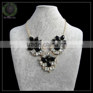 Stock Wholesale good quality women design fashion statement leaf pendant crystal necklace