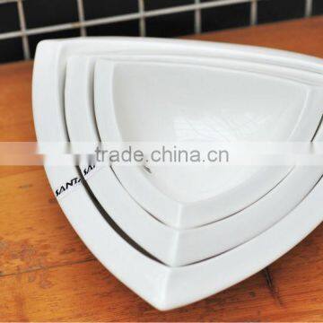 White ceramic triangle salad bowls for restaurant