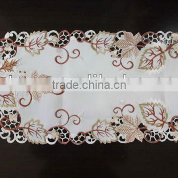 2015 new design embroidery table runner