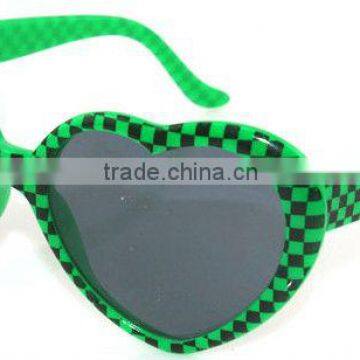 checkered heart shape sunglasses