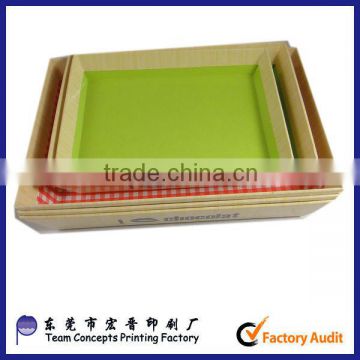 Customized laminated cardboard trays