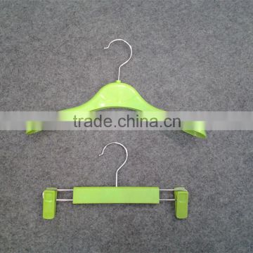 Eco friendly cheap plastic garment children hangers