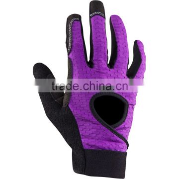 Women cycle wear gloves