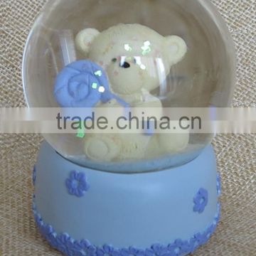 Hot sale cute design beautiful bear playing toy statues snow globes wholesale