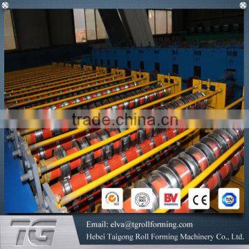 Machine producing metal tiles rollforming roof machine