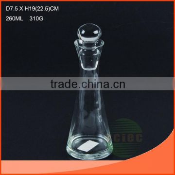 Glass wine decanter with lid