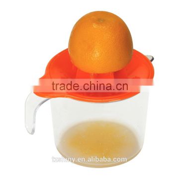 2016 New Design Hand Use Plastic Fruit Squeezer Orange Juicer Juice Squeezer with Juicer Cup