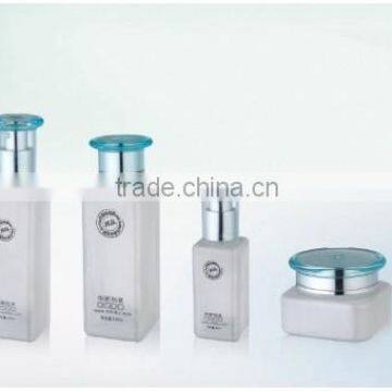 Glass bottle for cosmetic packaging