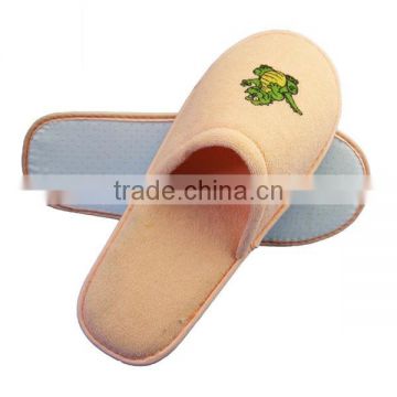 Factory Low Pricing Custom Made Embroidered Polyester Bathroom Slipper (XJHL13)