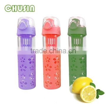 Simple design glass water bottle with colorful silicone sleeve and fruit infuser/tea filter