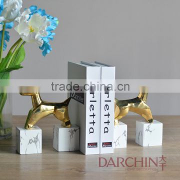 2015 New design polyresin gold dog statue unique bookends cute bookends                        
                                                Quality Choice