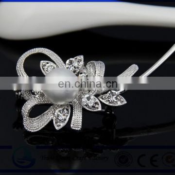 Such a beautiful new luxury jewelry rhinestone wreath scarf buckle Fashion women brooch sell like hot cakes