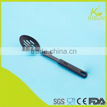 2015 High Quality Made in China kitchen leak spoon nylon spoon with hole