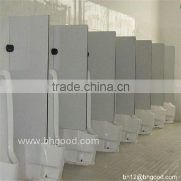 Resistant to water moisture solid phenolic partition