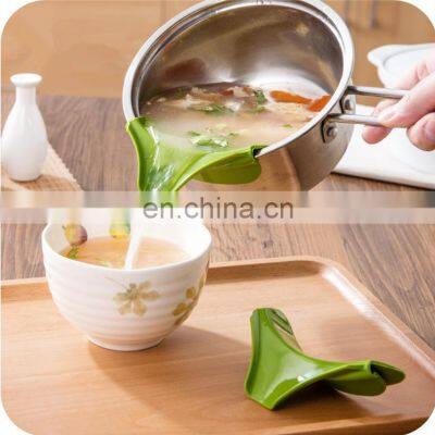 Creative Anti Leakage Silicone Pot Bowl Edge Deflector Anti-Spill Kitchen Funnel For Soup Pouring