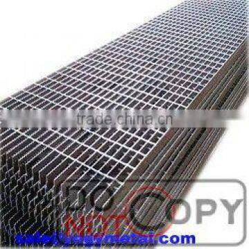 Heavy duty serrated steel bar grating