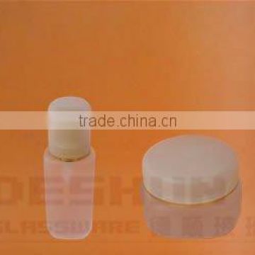 frost cosmetic glass bottles pump sparyer and plastic cap