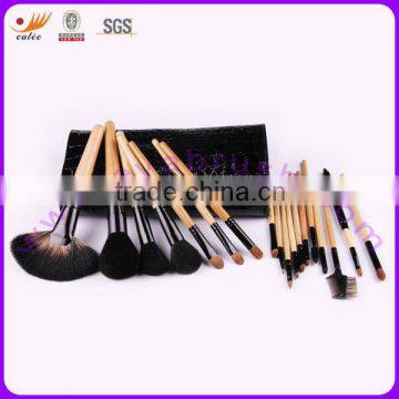 18-piece Professional Makeup Brush Set with Wooden Handle, Applicable for Face, Lip, and Eyebrow
